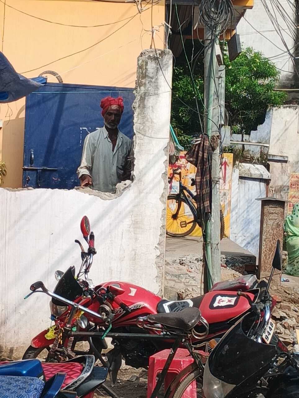 तीसरे दिन भी अतिक्रमण खाली कराने को लेकर चला बुलडोजर