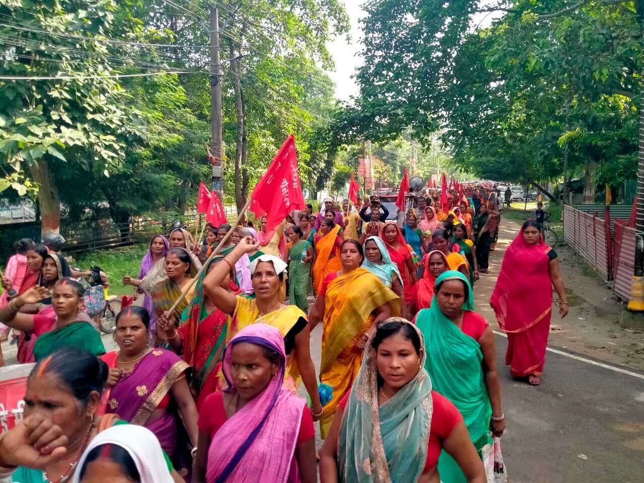 13 सूत्री मांगों को लेकर रसोइया संघ ने एमडीएम कार्यालय पर किया प्रदर्शन