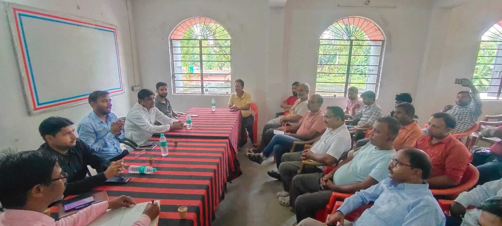 निगरानी समिति की बैठक में निर्धारित मूल्य पर उर्वरक बिक्री का निर्देश