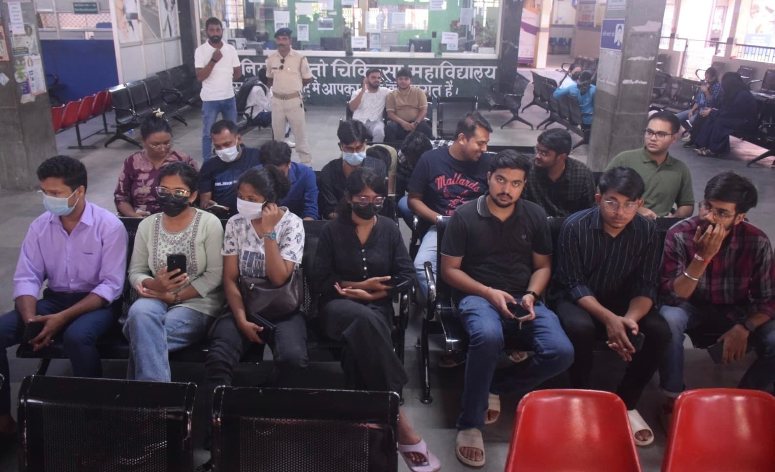 Dhanbad News: एसएनएमएमसीएच के जूनियर डॉक्टर काम पर लौटे, 15 घंटे हड़ताल पर रहे