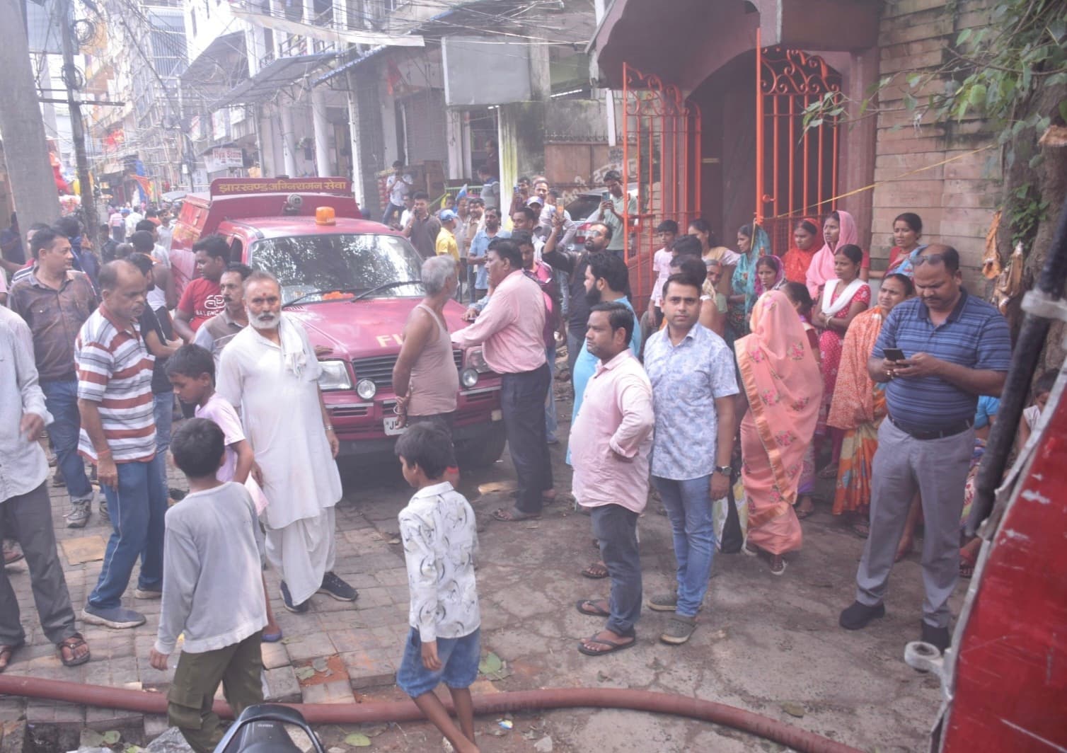 Dhanbad News: पूजा दुकान में लगी भीषण आग, लाखों की संपत्ति जली