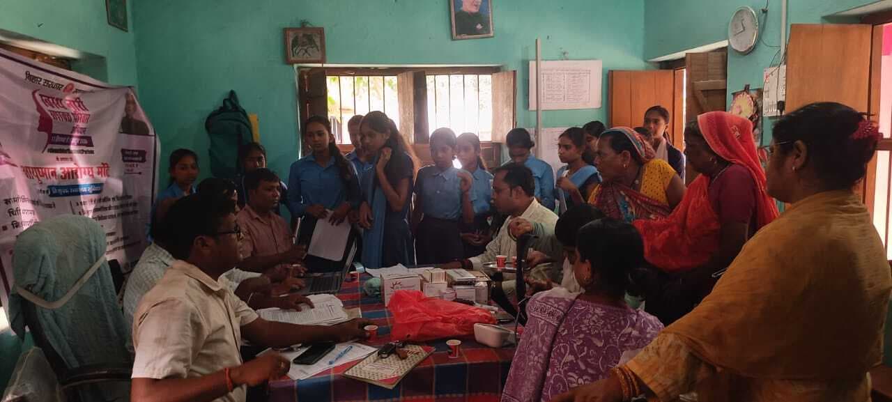 स्वस्थ्य नारी सशक्त परिवार अभियान के तहत छात्रों का किया स्वास्थ्य जांच