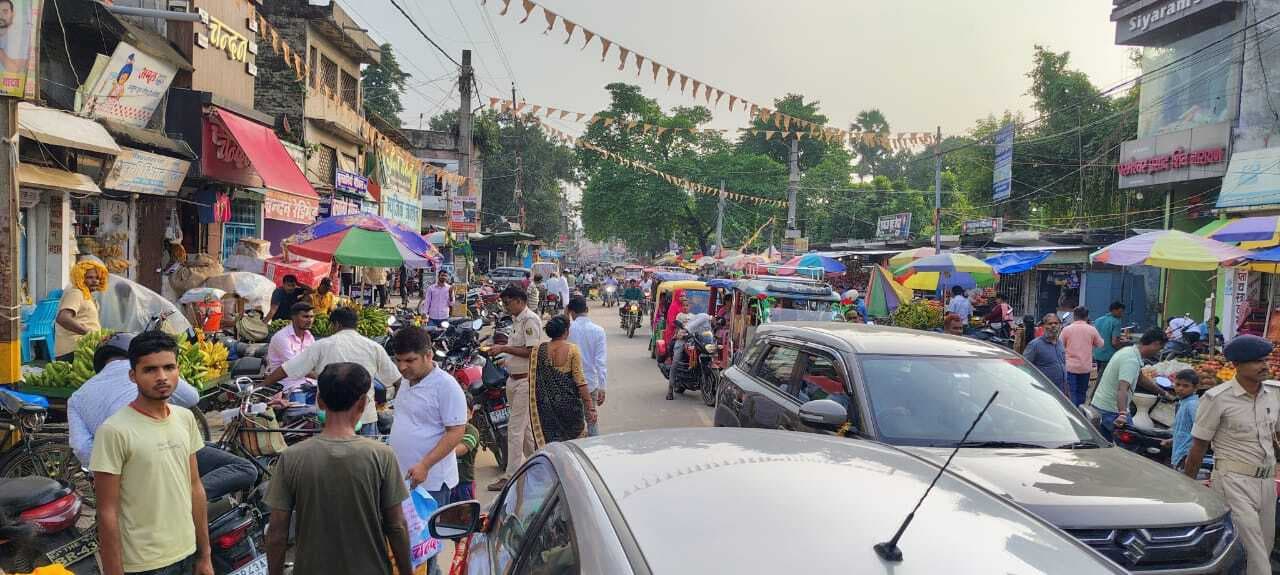 दुर्गा पूजा पर बाजार में उमड़ी भीड़, जाम से हांफी यातायात व्यवस्था