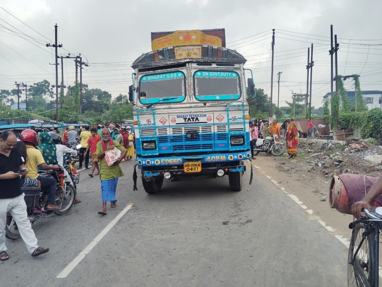 ट्रक ने पति पत्नी को रौंदा, पत्नी की मौत