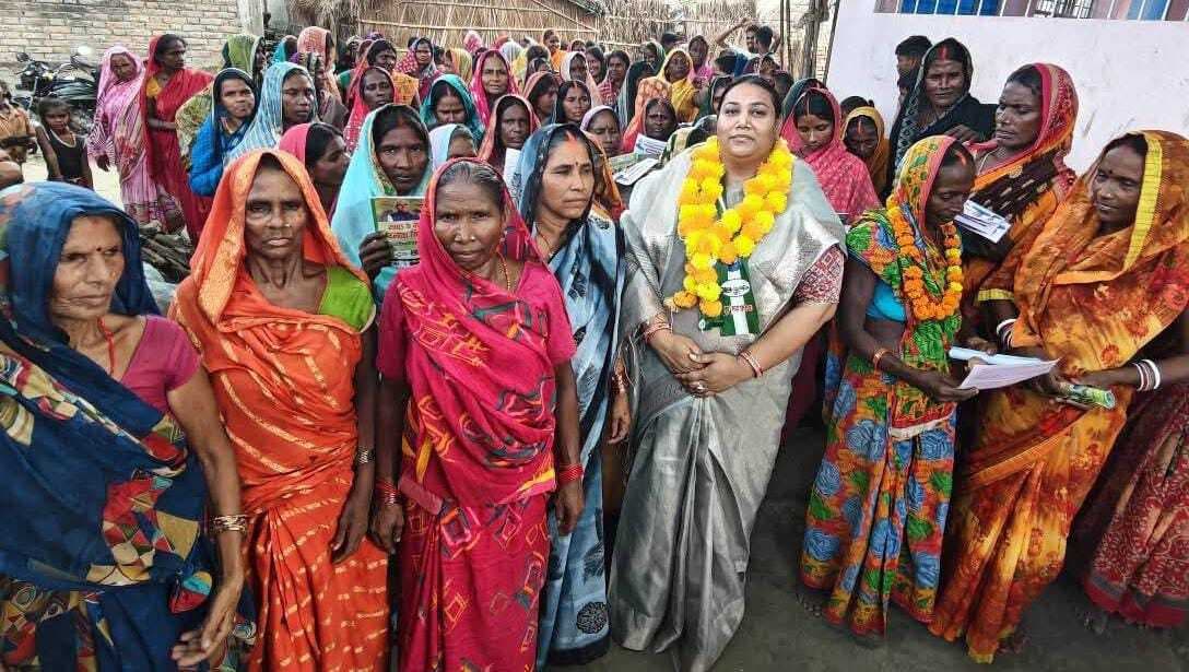 जदयू की महिला टीम ने डोर-टू-डोर जाकर किया संवाद, बांटे हैंडबिल
