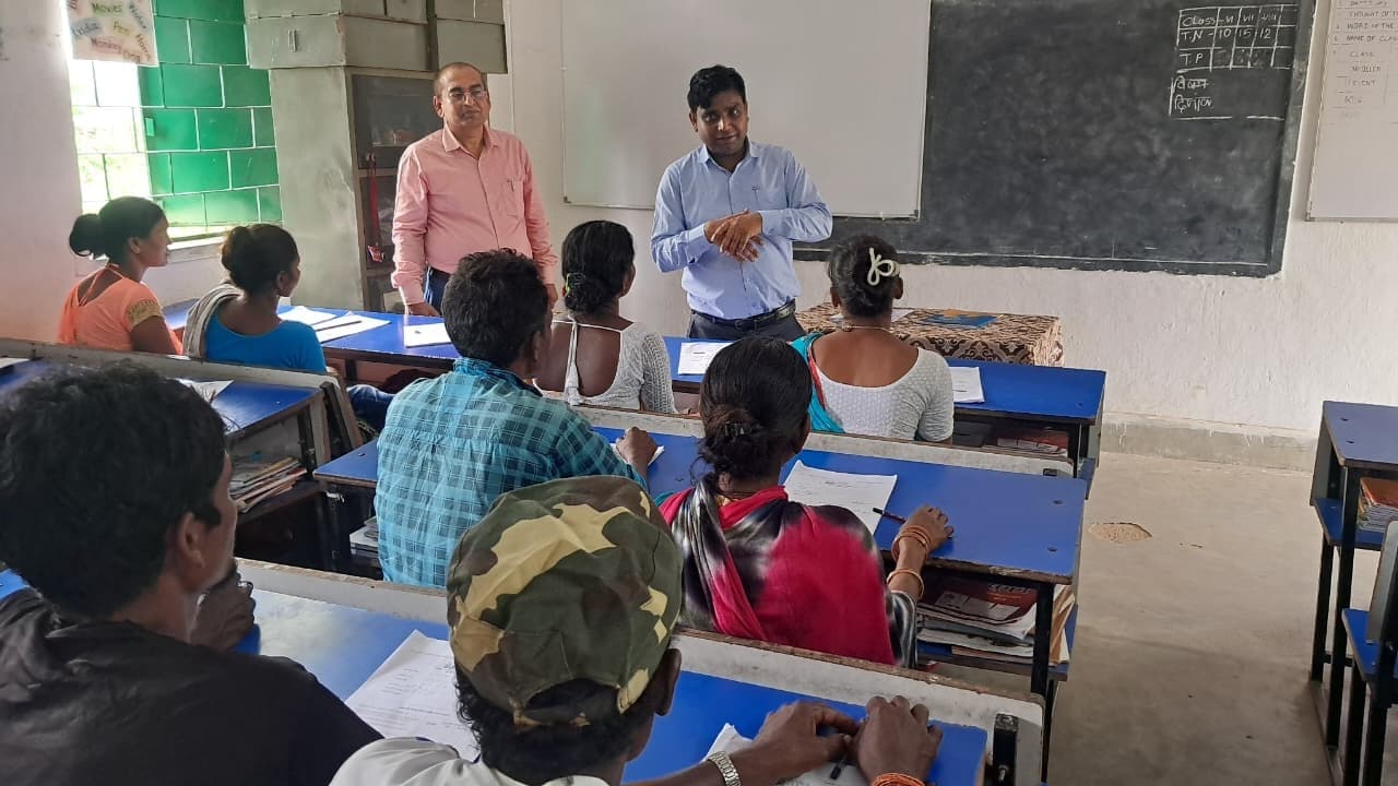 वयस्क असाक्षरों के लिए परीक्षा का आयोजन