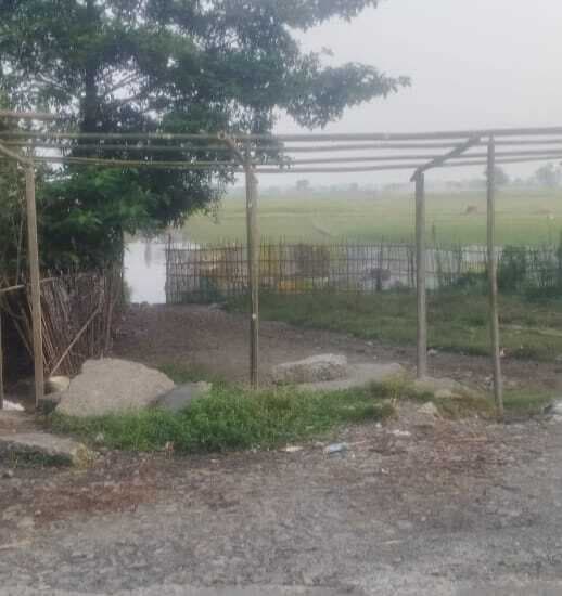 सार्वजनिक रास्ते पर हो रहा भवन निर्माण, ग्रामीणों में आक्रोश