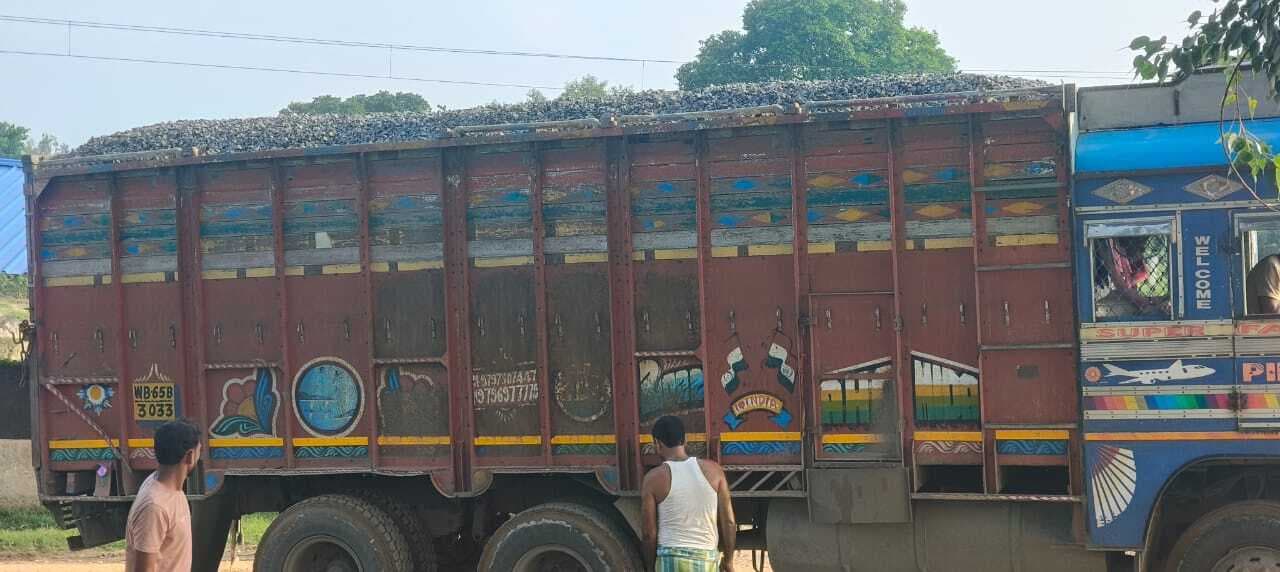 ओवर लोडेड ट्रक के परिजचालन से सड़कें हो रही जर्जर