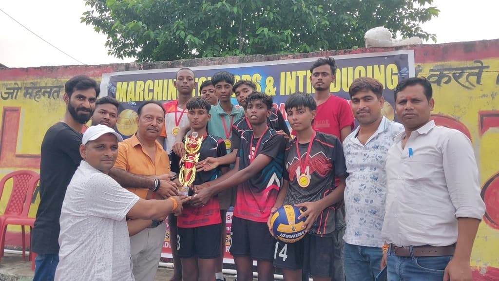 इंटर विलेज वॉलीबॉल टूर्नामेंट में ललमटिया ने जीता खिताब