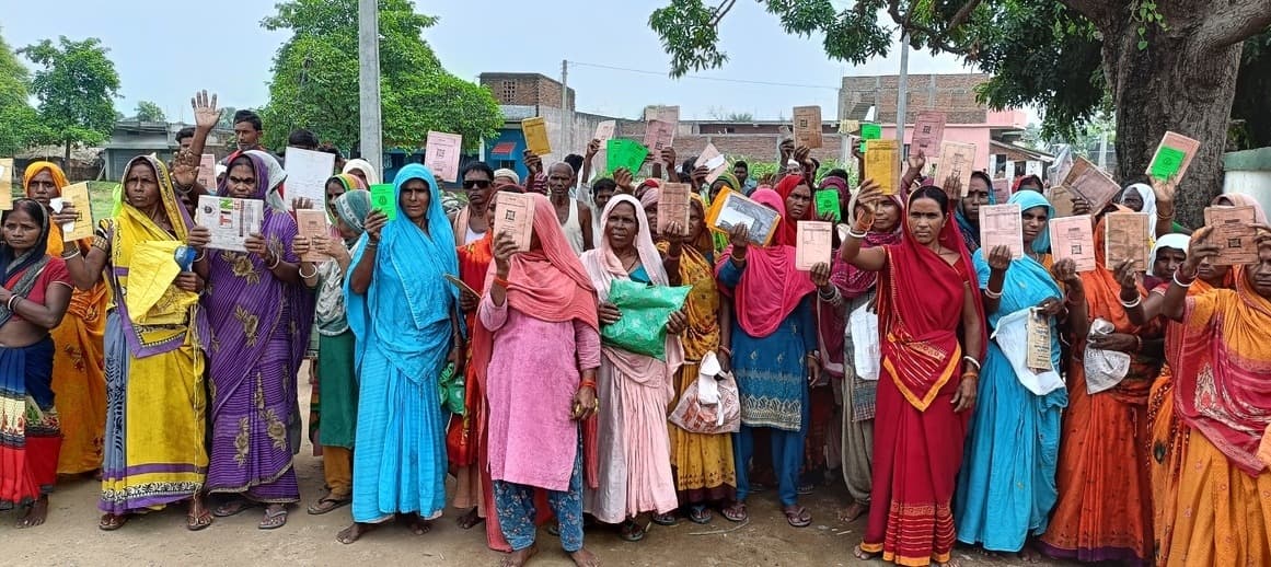 आजम पकड़िया गांव में डीलर के खिलाफ कार्डधारियों ने किया प्रदर्शन