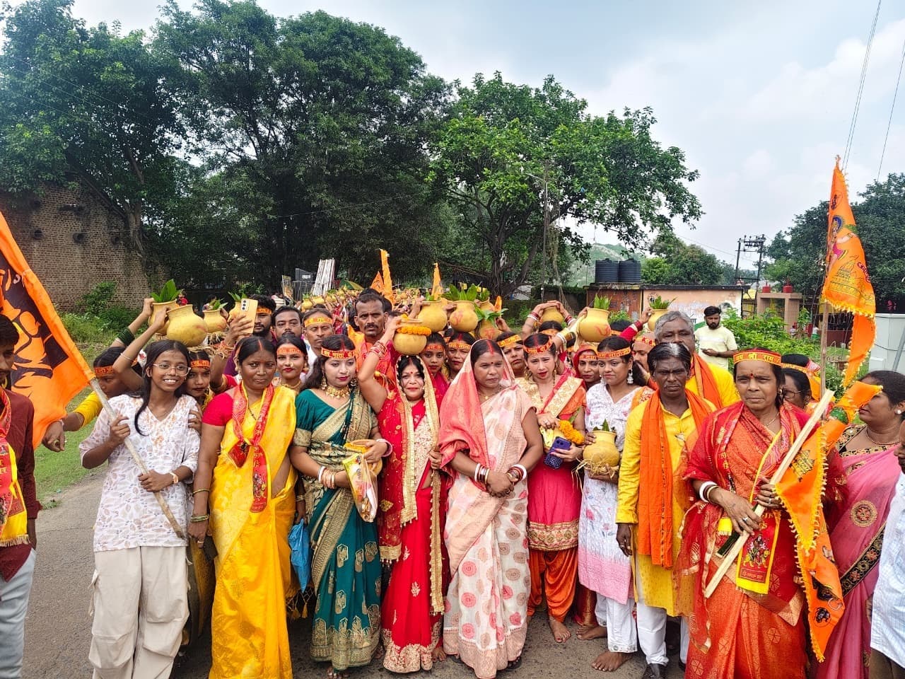 Dhanbad News: रक्षा काली धाम की वर्षगांठ पर निकली कलश यात्रा