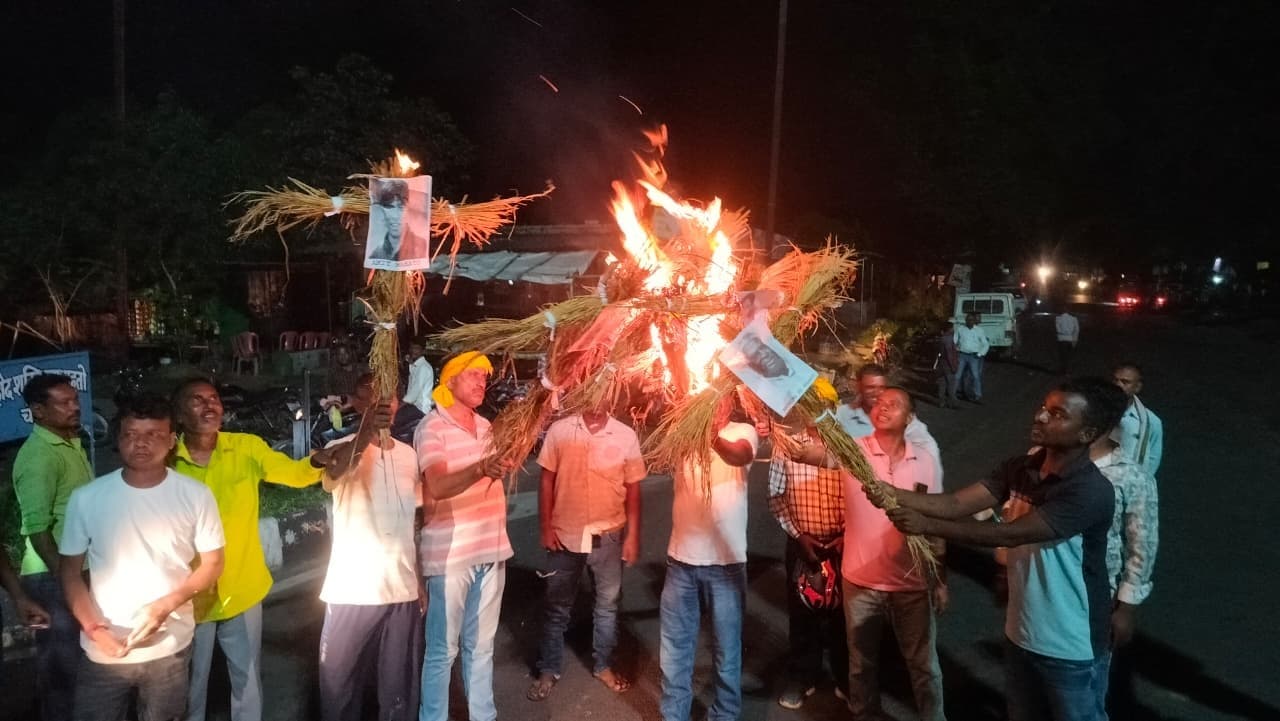 Dhanbad News: कुड़मी समाज ने छह विधायकों का जलाया पुतला