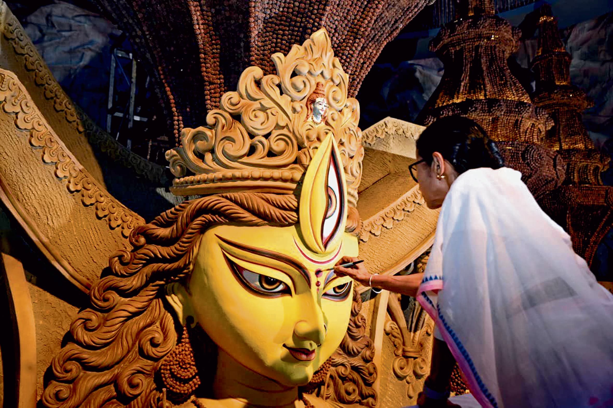 मां दुर्गा हर घर को खुशियों से भर दें: ममता