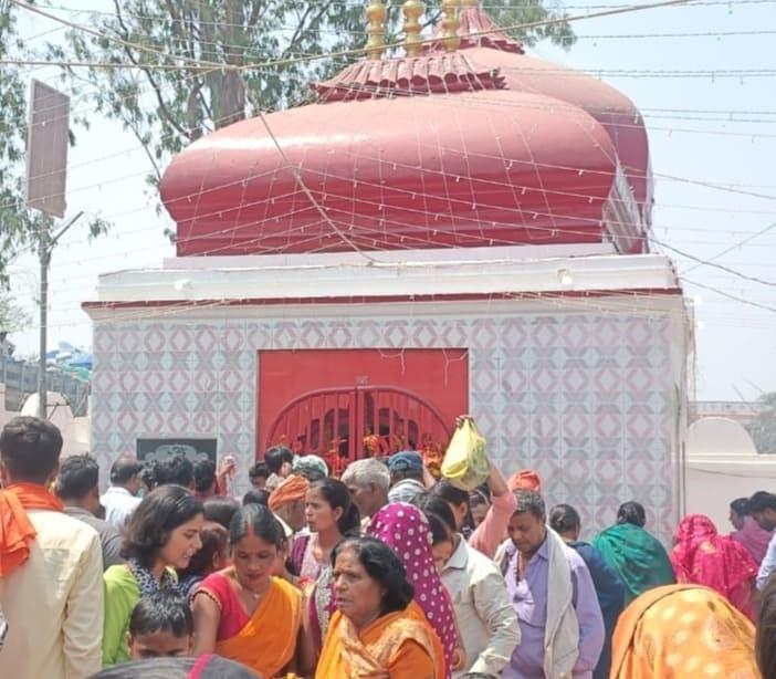 शारदीय नवरात्र के पहले दिन घोड़ा घाट मंदिर में मां भगवती की पूजा कर मांगीं मन्नतें