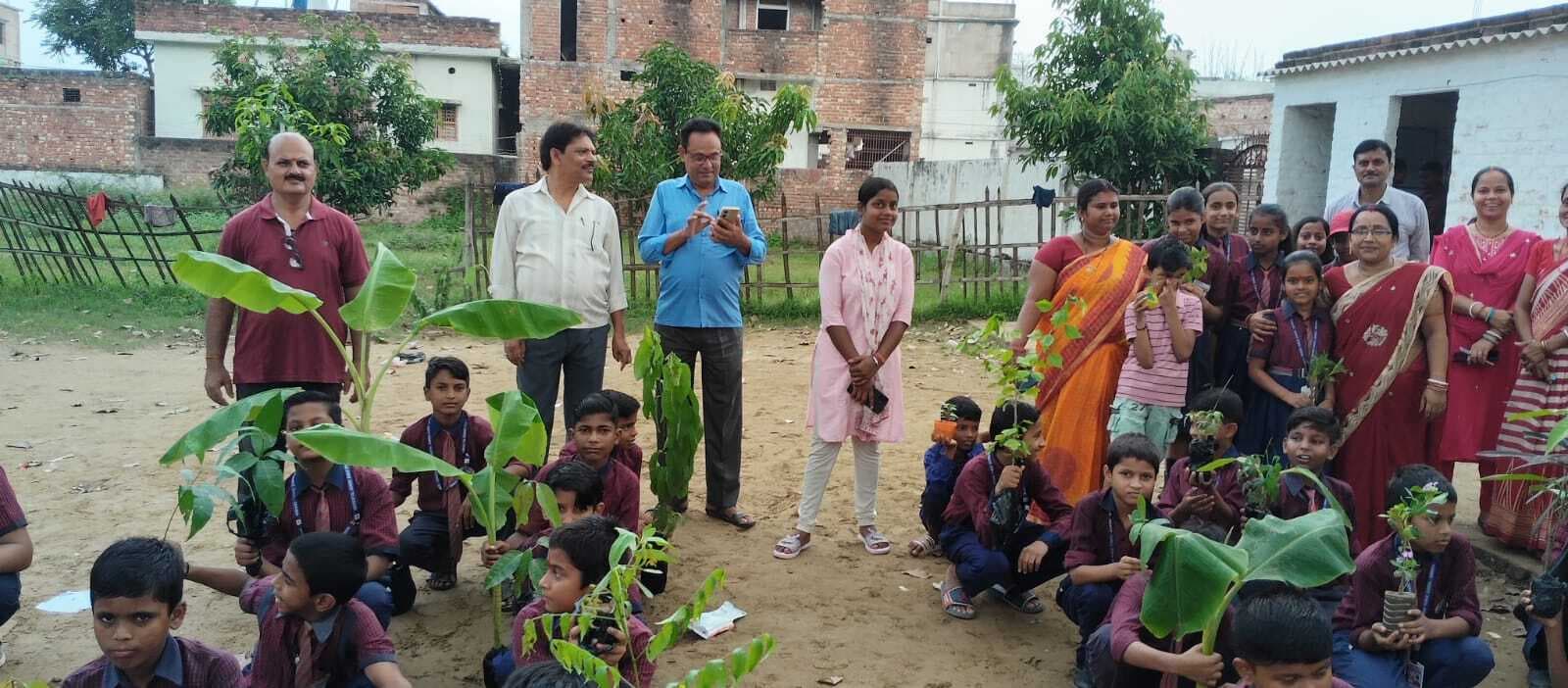 एक पेड़ मां के नाम अभियान के तहत बच्चों ने किया पौधरोपण