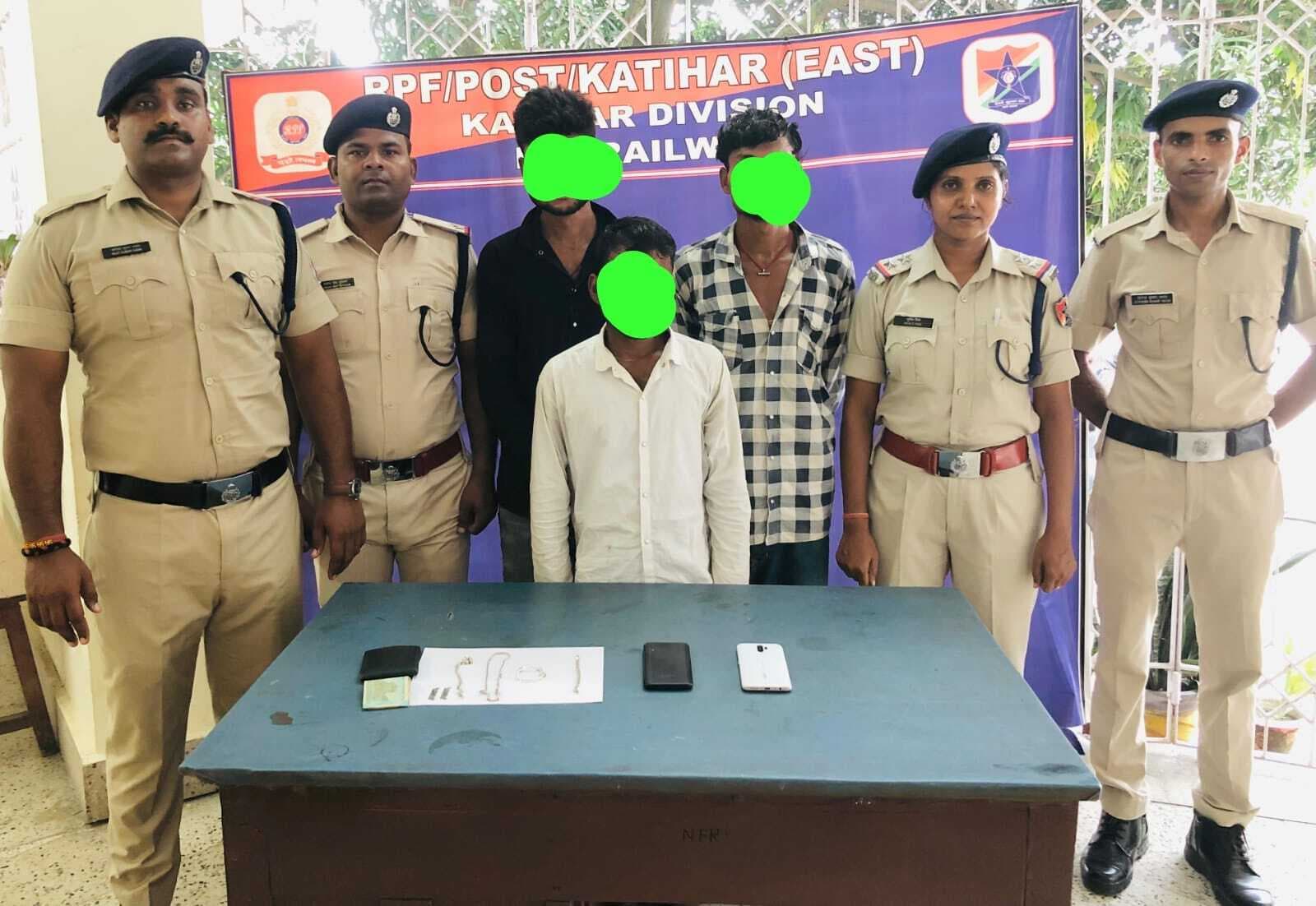 चोरी के दो मोबाइल व एक पर्स के साथ तीन को आरपीएफ ने पकड़ा