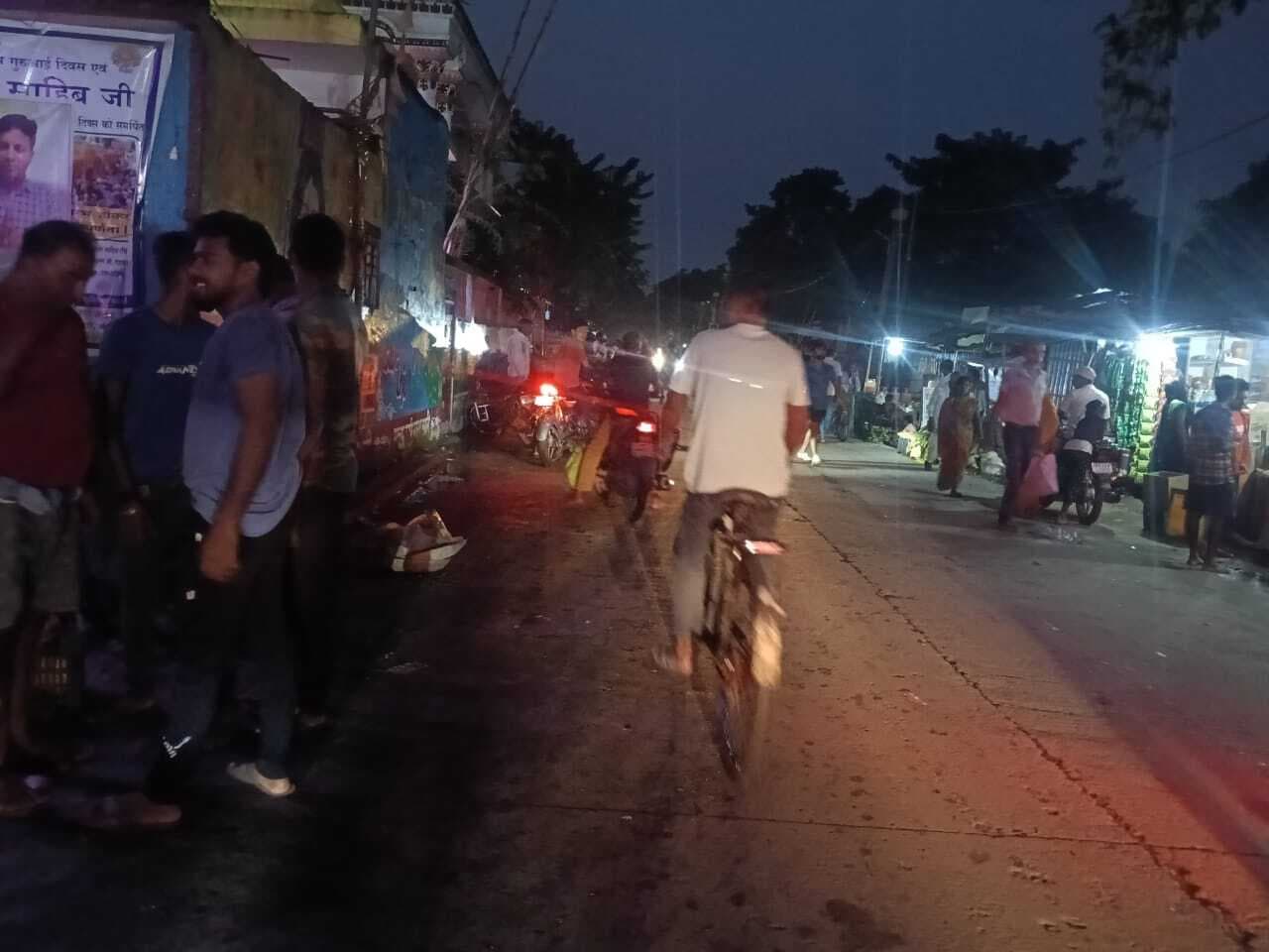 बरारी में सड़क से जाम हटाने में जुटी पुलिस