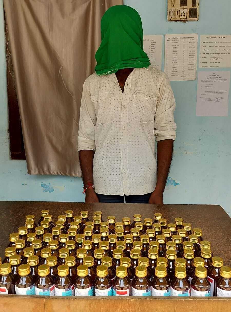 एक सौ बोतल कोडिंन कफ सिरप के साथ एक तस्कर गिरफ्तार