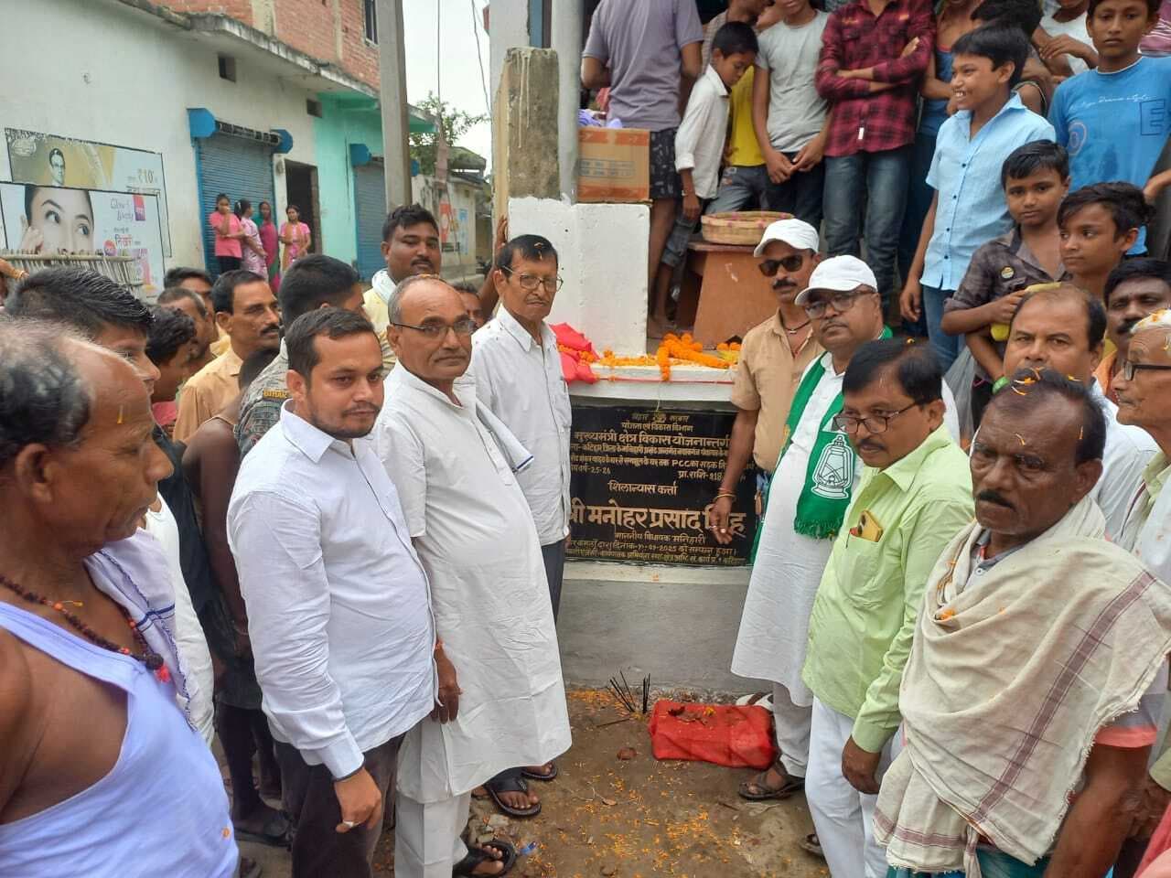 विधायक ने नवाबगंज में सड़क का किया शिलान्यास