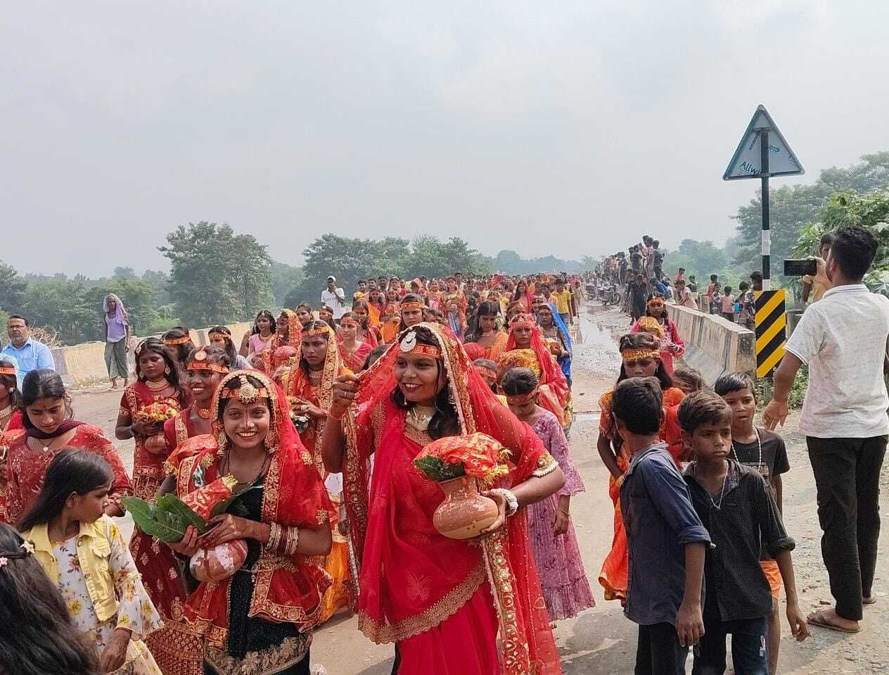 कलश शोभायात्रा के साथ रामपुर में शुरू हुई मां दुर्गा की आराधना551 कन्याओं की भागीदारी से गूंजा जयकारों और भक्तिमय माहौलमुरलीगंज : शारदीय नवरात्र की शुरुआत सोमवार को पूरे प्रखंड क्षेत्र में श्रद्धा और भक्ति के वातावरण के साथ हुई। सार्वजनिक दुर्गा मंदिर, रेलवे स्टेशन परिसर स्थित दुर्गा मंदिर, गोलबाजार श्रीराम मंदिर ठाकुरबाड़ी, रामपुर दुर्गा मंदिर, दीनापट्टी सखुआ दुर्गा मंदिर समेत विभिन्न स्थानों पर मां दुर्गा की पूजा-अर्चना कर कलश स्थापित किए गए।इसी क्रम में रामपुर स्थित सार्वजनिक दुर्गा मंदिर प्रांगण से दुर्गा पूजा समिति के तत्वावधान में भव्य कलश शोभायात्रा निकाली गई। इस शोभायात्रा में 551 कन्याओं ने भाग लिया। गाजे-बाजे और “जय माता दी” के जयकारों के बीच कलश यात्रा मंदिर परिसर से निकलकर गांव के विभिन्न मार्गों से होती हुई सुरसर (बलुवाहा) नदी तक पहुंची। वहां वैदिक मंत्रोच्चारण के बीच पंडित मधुसूदन ठाकुर ने विधिवत पूजा-अर्चना कराई।इसके बाद श्रद्धालुओं ने पवित्र जल से कलश भरकर पुनः मंदिर परिसर लौटकर स्थापना की। महिलाओं और कन्याओं द्वारा उठाए गए कलश विधि-विधान के साथ मंदिर प्रांगण में रखे गए।गर्मी को देखते हुए समिति की ओर से पेयजल, शरबत और शीतल पेय की विशेष व्यवस्था की गई थी। धार्मिक मान्यताओं के अनुसार कलश में देवी-देवताओं का वास होता है और कन्याओं का विशेष महत्व माना जाता है, इसलिए यह शोभायात्रा धार्मिक दृष्टि से अत्यंत फलदायी मानी जाती है।इस मौके पर दुर्गा पूजा समिति के सभी सक्रिय सदस्य, स्थानीय युवा, ग्रामीण और गणमान्य लोग उपस्थित रहे। इसी के साथ प्रखंड क्षेत्र के अन्य दुर्गा मंदिरों और घरों में भी विधिविधानपूर्वक कलश स्थापना कर मां शैलपुत्री की पूजा-अर्चना प्रारंभ हुई।