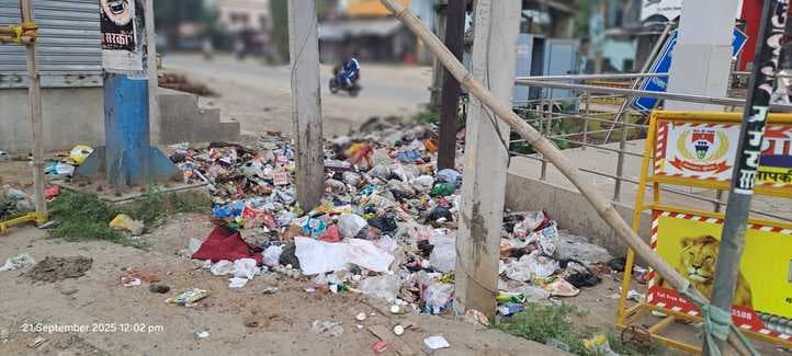 मंदिरों के रास्ते गंदगी से पटे, श्रद्धालु नाक पर रूमाल रखकर गुजरने को मजबूर