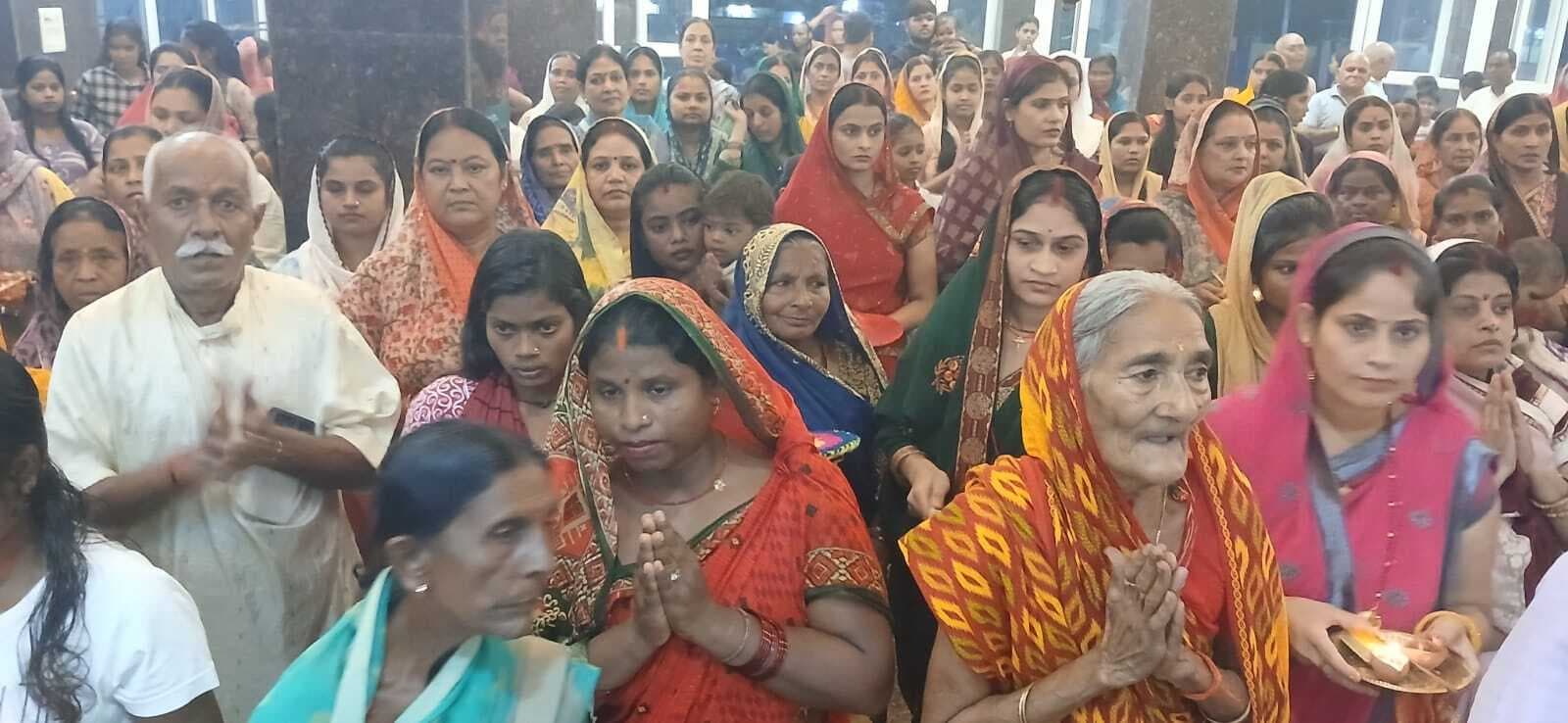 Bokaro News : फुसरो शहर के पूजा पंडालों में संध्या आरती में उमड़े श्रद्धालु