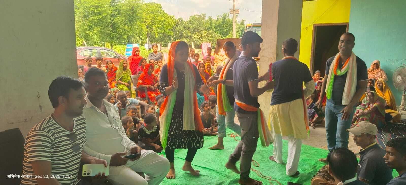 नुक्कड़ नाटक के माध्यम से किसानों को किया जागरूक