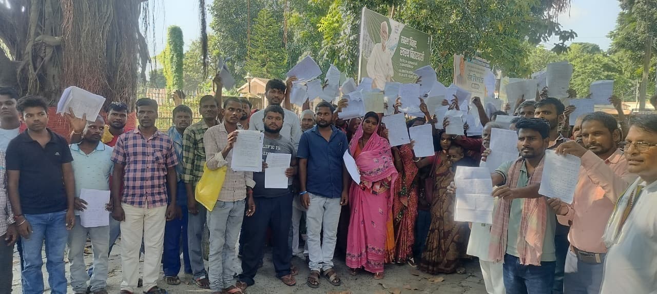 एनएसयूआइ के नेतृत्व में भूमिहीनों ने सीओ को दिया आवेदन