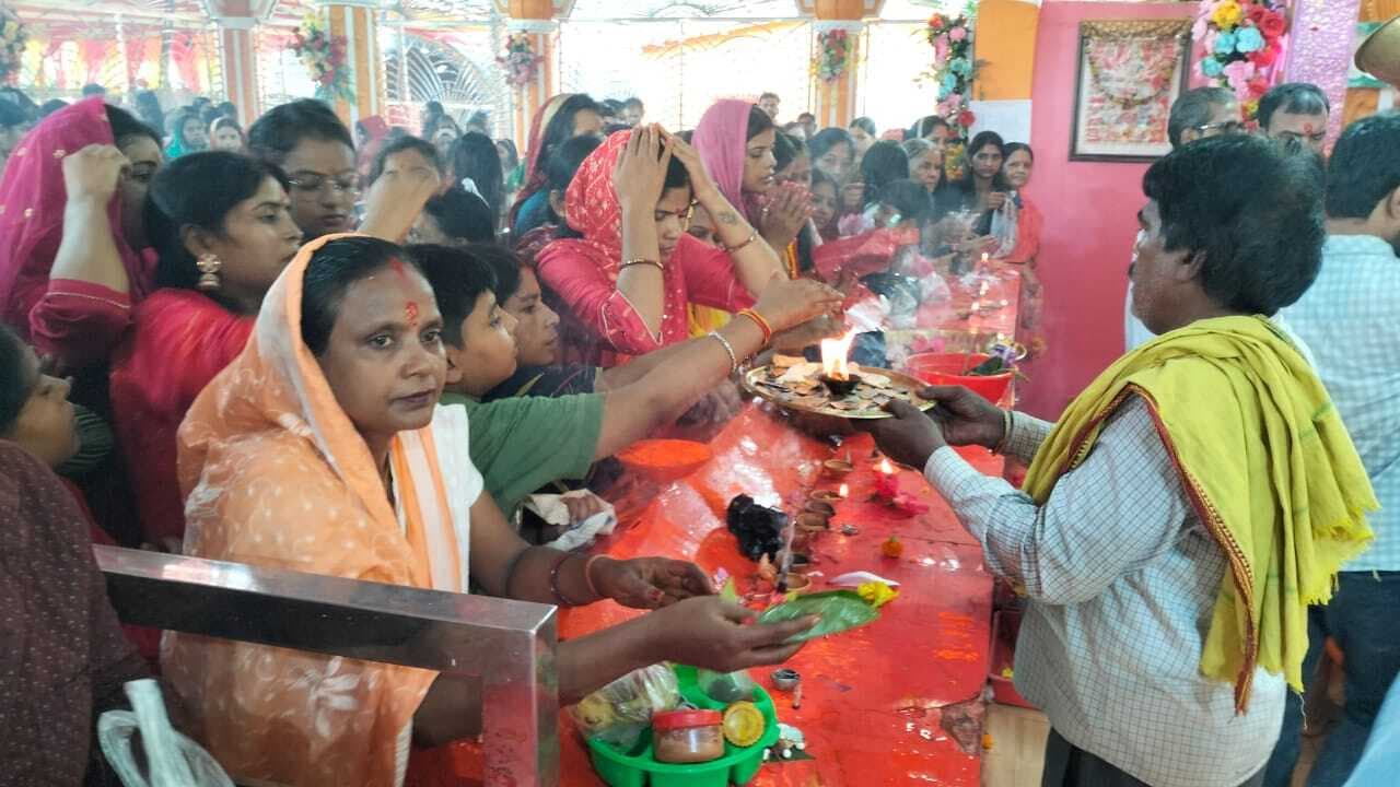 माता के जयकारे से गूंजा उठा मंदिर परिसर