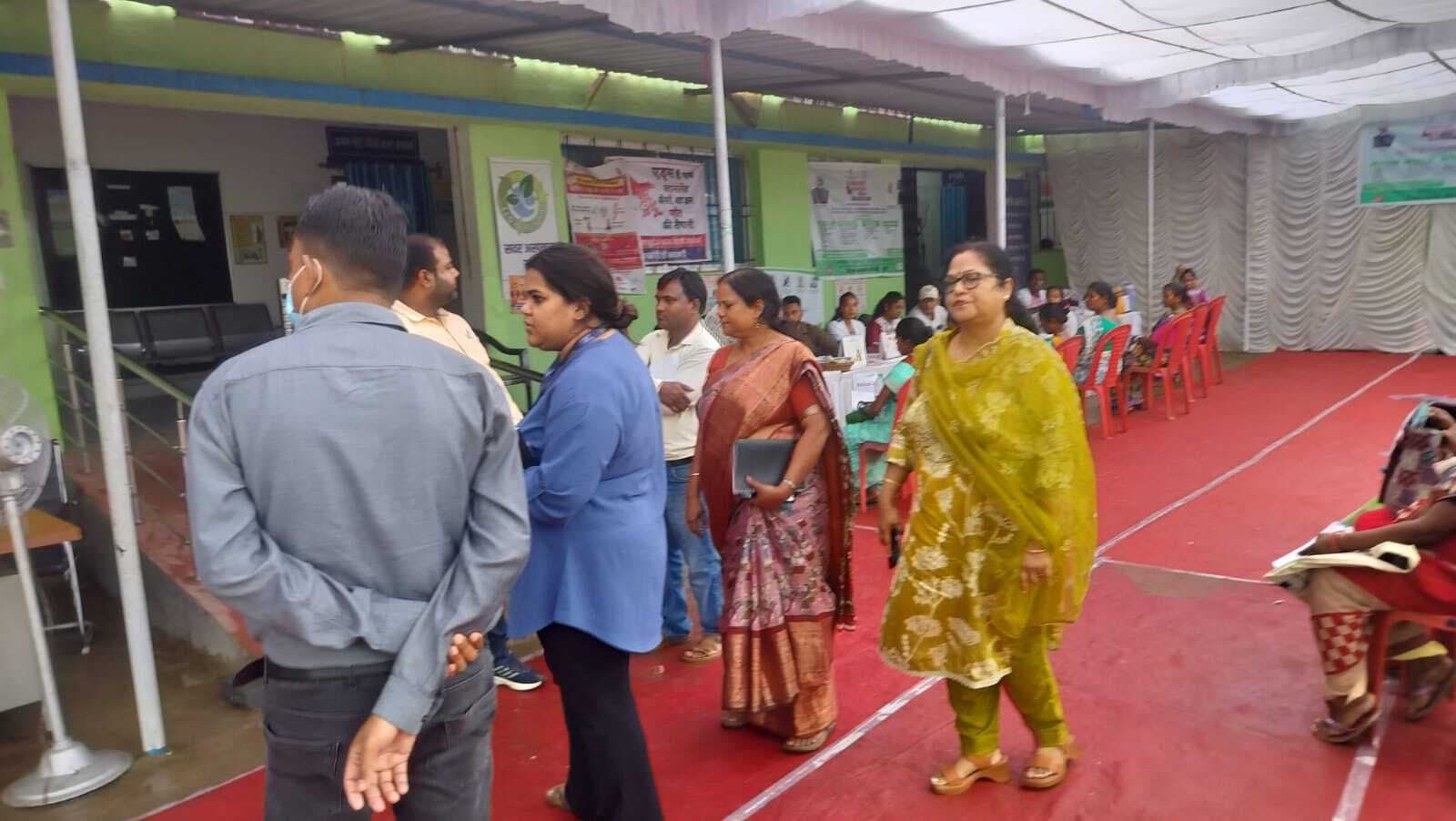 स्वस्थ नारी सशक्त परिवार के तहत हर दिन पांच सौ मरीजों की जांच