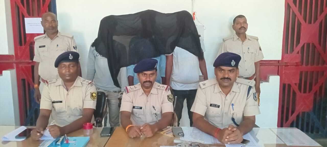 दो कट्टा के साथ तीन अपराधी गिरफ्तार