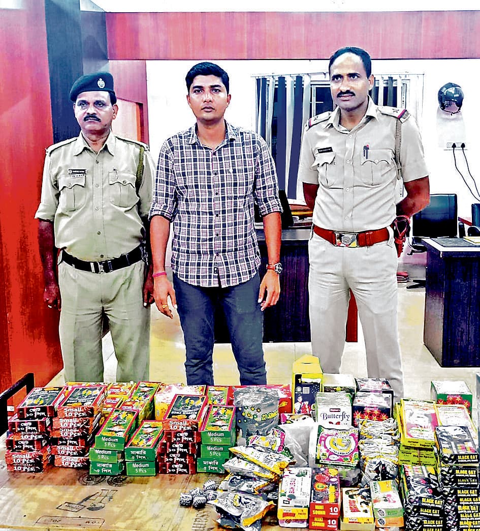 भारी मात्रा में प्रतिबंधित पटाखे जब्त, पांच लोग अरेस्ट