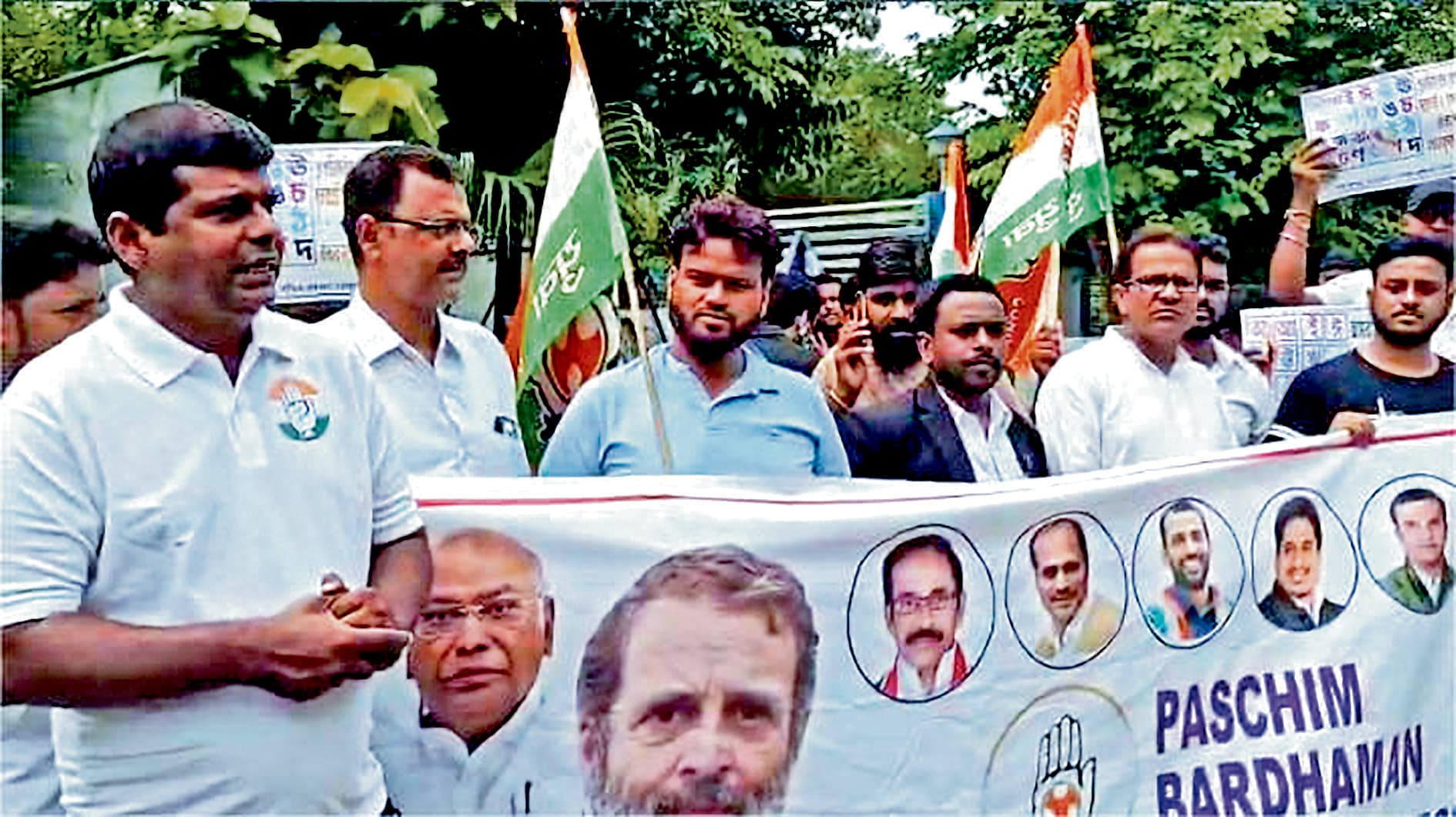 डीएम ऑफिस का युवा कांग्रेस ने किया घेराव बांग्ला में पढ़ाई अनिवार्य करने को दिया ज्ञापन