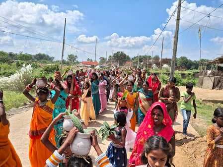 कुरमन में श्रीराम कथा महोत्सव का शुभारंभ, भव्य कलश शोभायात्रा से गूंजा गांव