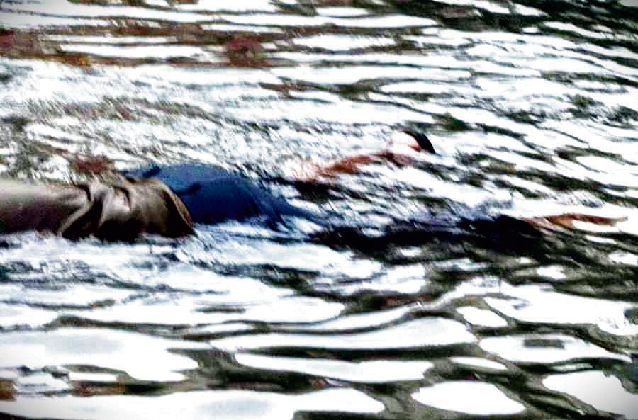 नेताजी नगर : करंट से मौत के बाद घंटों पानी में रहे शव