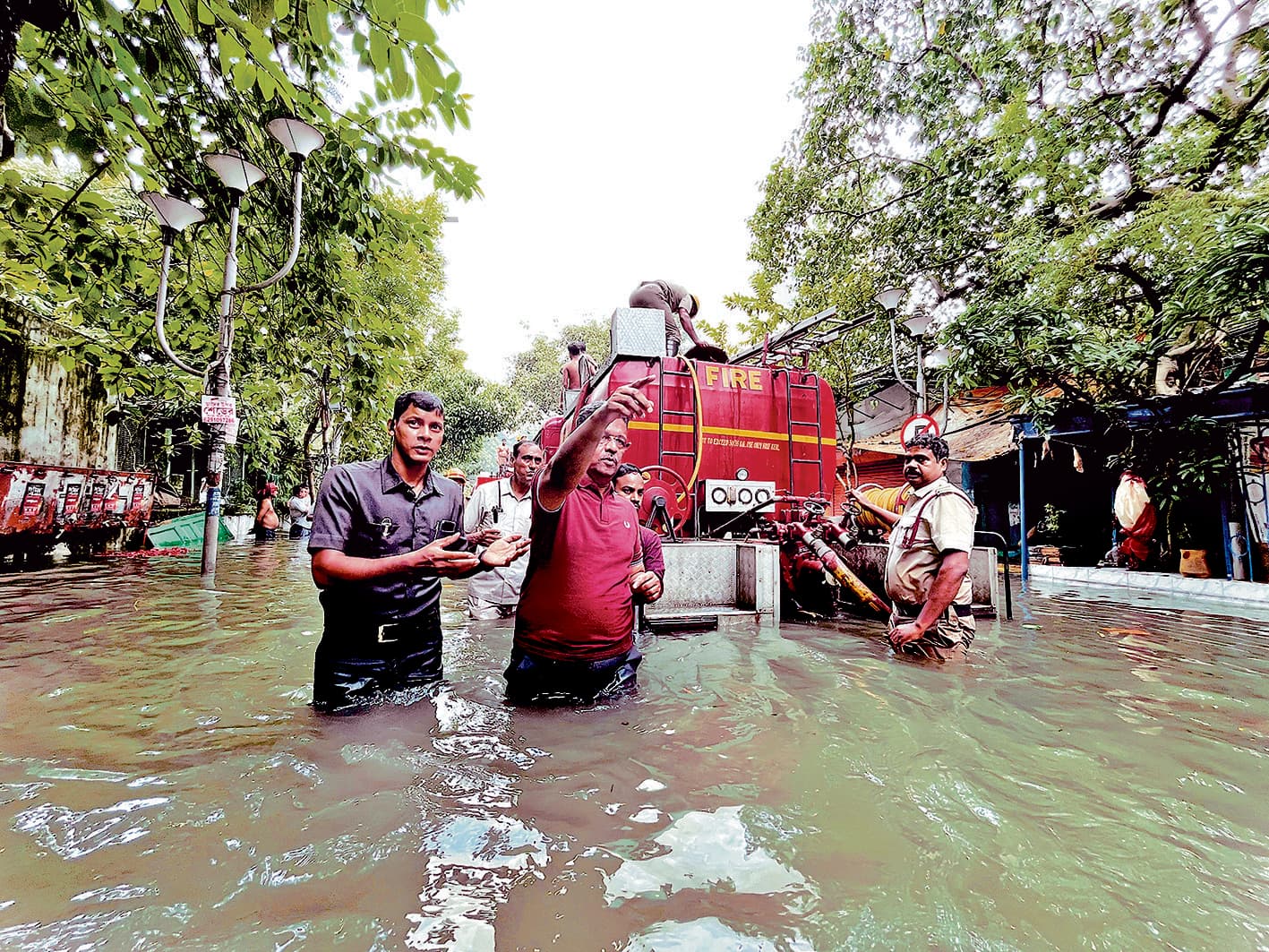 सड़क पर उतर मेयर ने जलजमाव से पैदा हुए हालात का लिया जायजा
