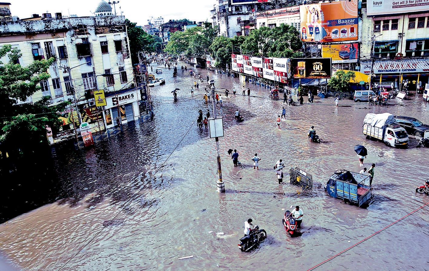 भारी बारिश के चलते मेडिकल कॉलेज व अस्पतालों में घुसा पानी, सेवाएं प्रभावित