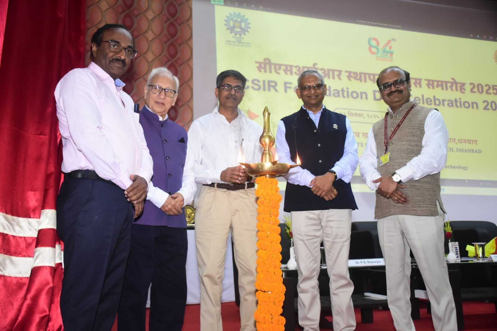 Dhanbad News: आत्मनिर्भर भारत ही विकसित भारत की नींव