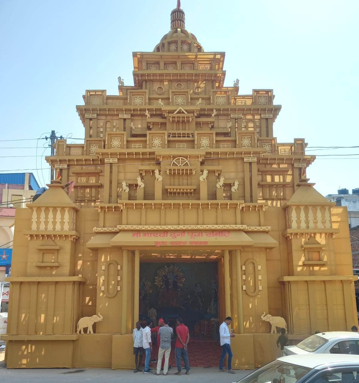 माहिष्मति की महल की तरह दिखेगा मां का पूजा पंडाल