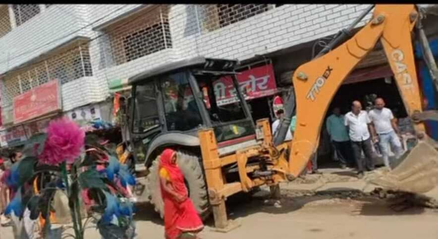 अतिक्रमण खाली कराने को लेकर डीबी रोड में चला बुलडोजर