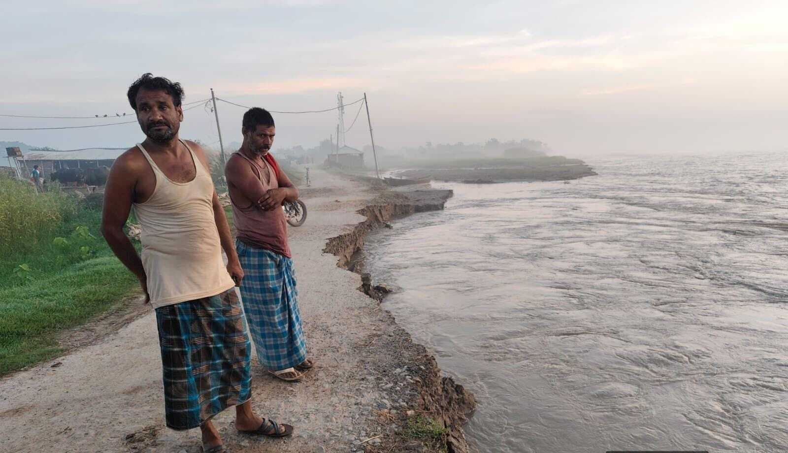 रसलपुर से महुआ जाने वाली सड़क में लगा कटाव, एक दर्जन गांव पर संकट