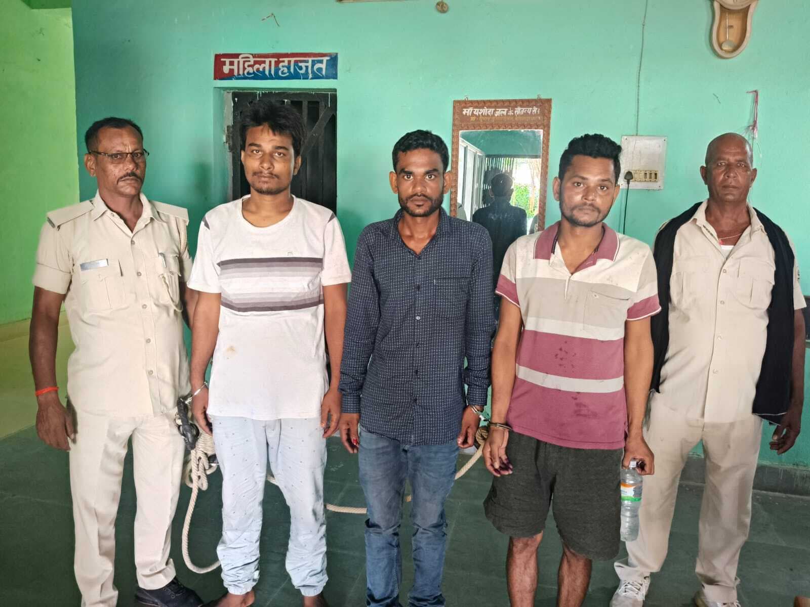 लूटी गयी सोने की चकती व मोबाइल के साथ तीन अपराधी गिरफ्तार