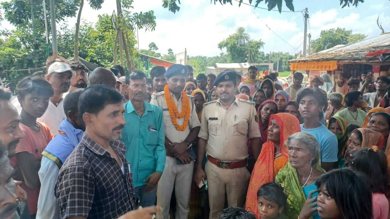 समारोह आयोजित कर परमानंदपुर के थानाध्यक्ष को दी विदाई