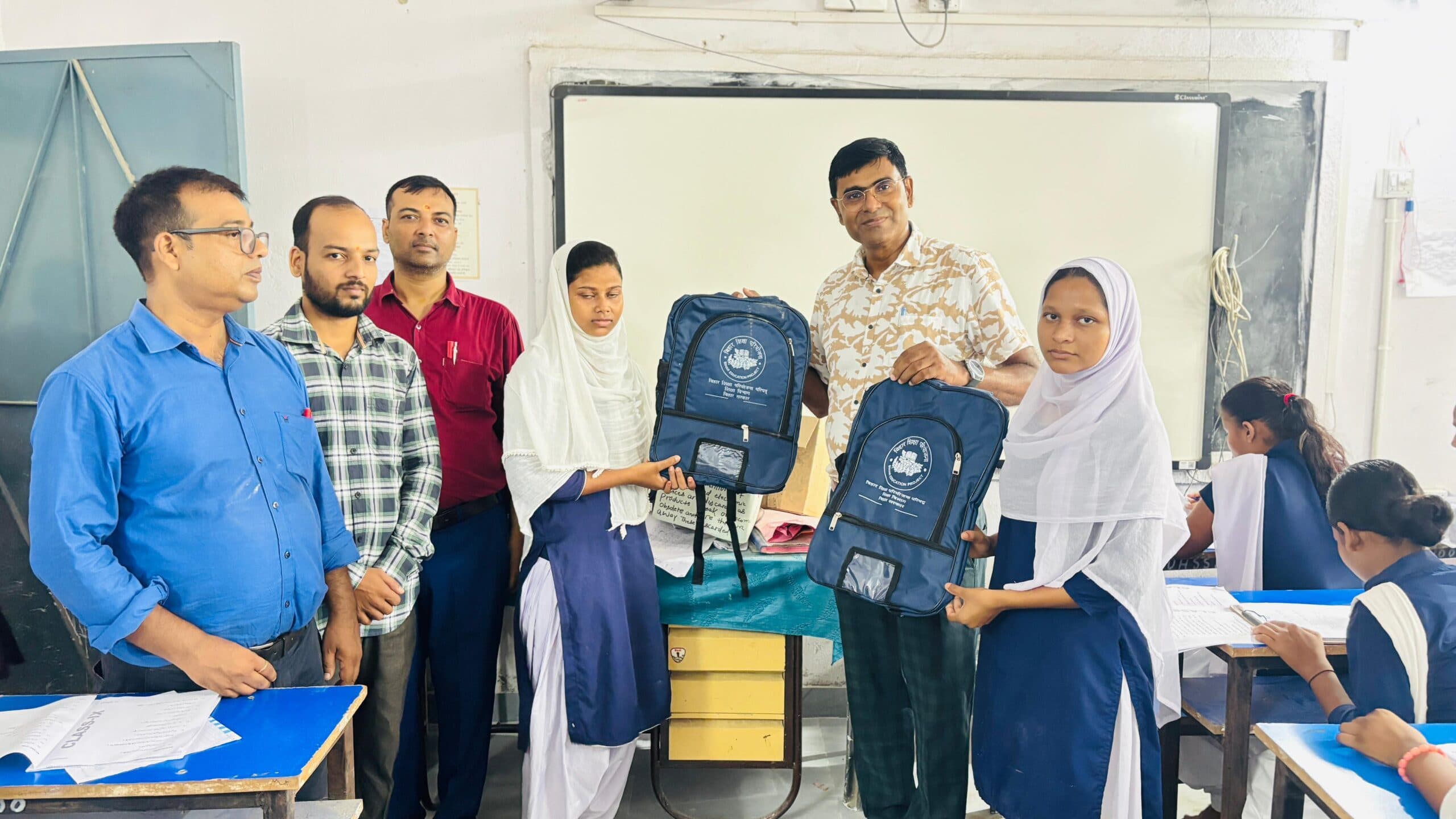 समग्र शिक्षा अभियान के तहत बच्चों के बीच बांटा बैग