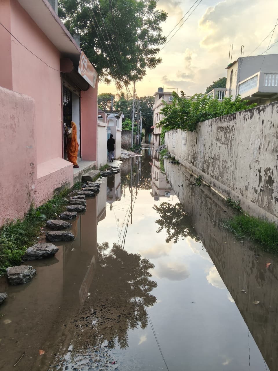 जलजमाव से वार्ड 36 के लोगों में फैल रहा असंतोष, नहीं हो रहा समाधान