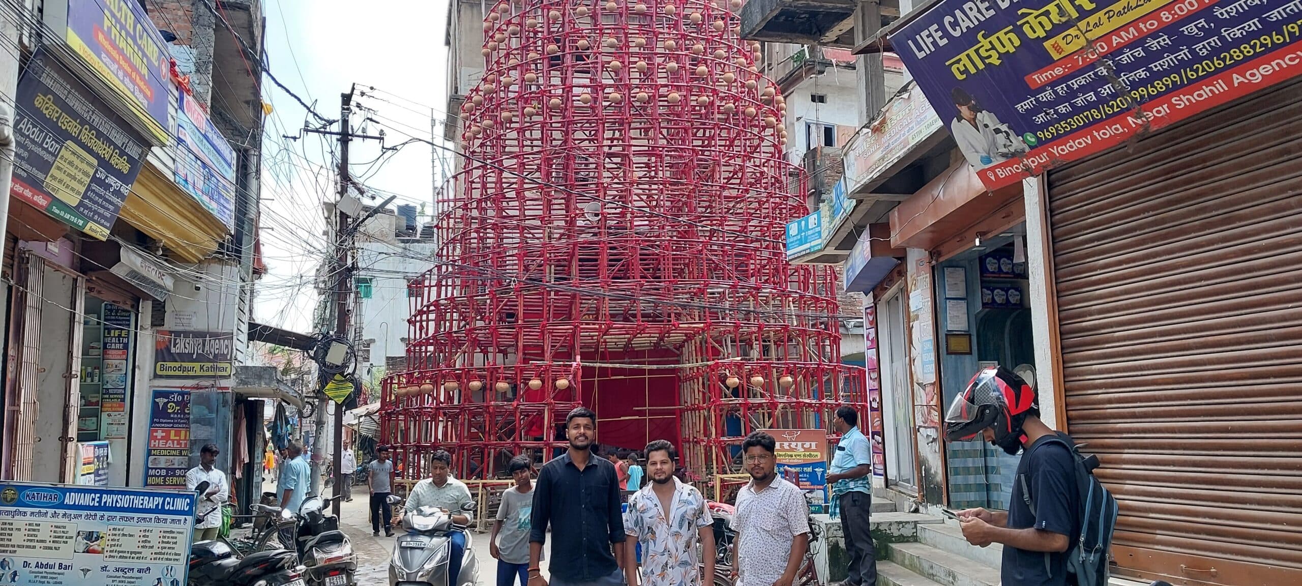 हजारों मटके व बांस से बन रहा न्यू संघर्ष क्लब का भव्य पंडाल