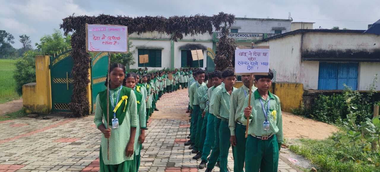 विद्यार्थियों ने निकाली प्रभात फेरी