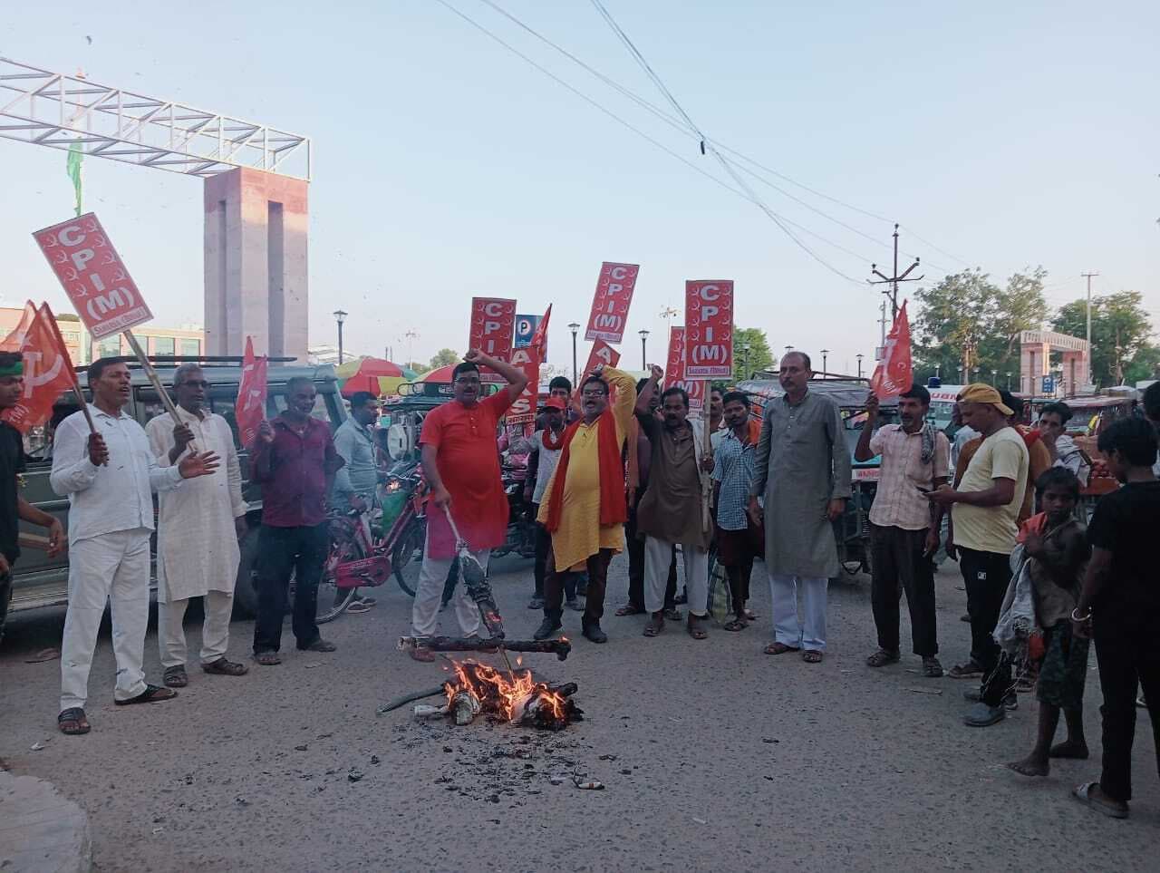 सीपीएम ने प्रतिरोध मार्च निकाल प्रधानमंत्री व मुख्यमंत्री का किया पुतला दहन