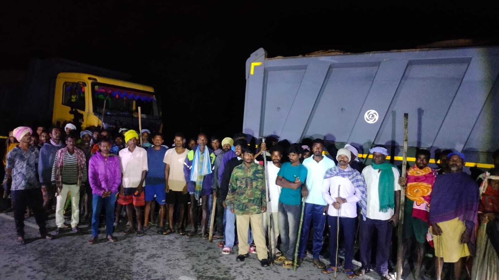 ग्रामीणों ने बालू लदे दो हाइवा पकड़ कर प्रशासन को सौंपा