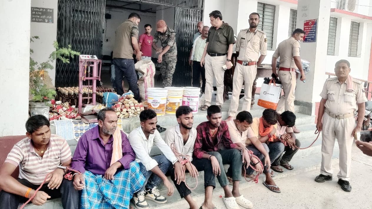 मीनापुर में बाप- बेटा चला रहा था नकली शराब फैक्ट्री, पिता हुआ गिरफ्तार